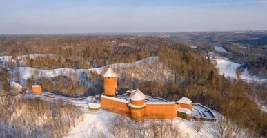 vista aérea panorámica de invierno del castillo de turaida, su patio reconstruido, torre y edificio de viviendas, turaida, sigulda, letonia