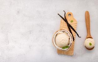 sabores de helado de coco en la mitad de la instalación de coco sobre fondo de piedra blanca. concepto de menú de verano y dulce. foto