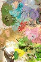 pintura multicolor mezclada y un tubo. vista superior. concepto de caos artístico y creativo