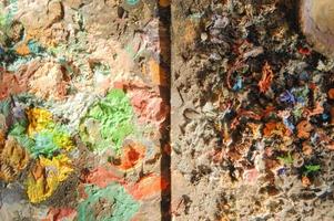 pintura seca sobre una superficie de madera. vista superior. concepto de caos artístico y creativo