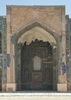 arco y puerta con adorno asiático antiguo tradicional pelado. los detalles de la arquitectura de asia central medieval
