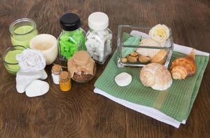 Establecer ingredientes y especias para aromaterapia y cuidado corporal en superficie de madera. bodegón de spa foto