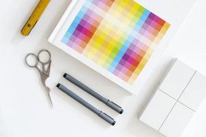muestras de color con el concepto de escritorio de marcadores