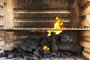 parrilla de barbacoa vacía con briquetas de carbón caliente foto