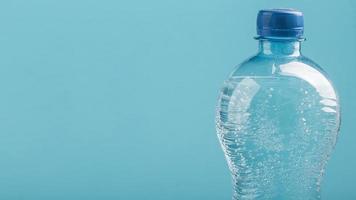 vista frontal botella de agua con gas foto