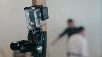 caméra d'action sur un poteau à l'intérieur d'une pièce