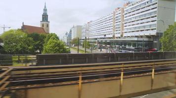 edificios en la ciudad de berlín desde la ventana de un tren en movimiento