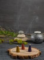 Imágenes de incienso con humo zen foto