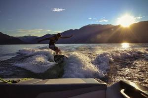 wakesurf al atardecer foto