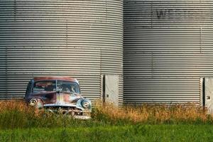 coche antiguo abandonado foto