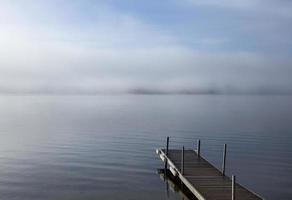 muelle del lago norte del amanecer foto