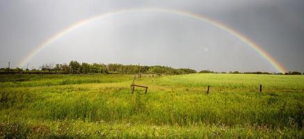 pradera nubes de tormenta puesta de sol foto