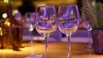 lege wijnglazen op een houten tafel in een restaurant - kantel omhoog video