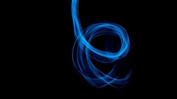 gloeiende abstracte gebogen blauwe lijnen - licht geschilderde 4k video timelapse