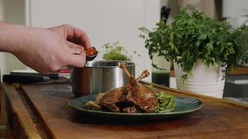 smakelijke eend maaltijd gebakken tomaat versierd video