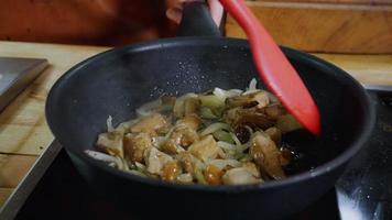 freír boletus de champiñones y cebolla en una sartén caliente