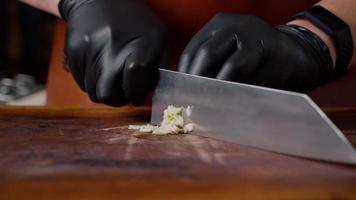 chef corta vegetais com uma faca. video
