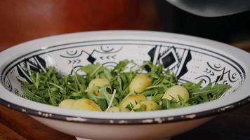 verse rucola en gekookte aardappelen salade. video