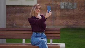 vrouw die selfie foto neemt op smartphone in park city video