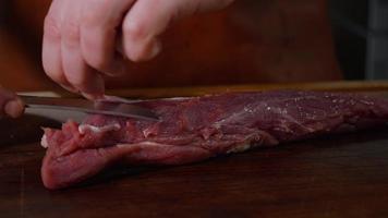 preparazione della carne fresca di manzo prima della cottura. video