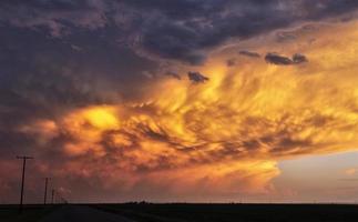 pradera nubes de tormenta puesta de sol foto