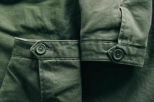 fondo de mangas plegables de chaqueta verde y botones con línea de costura foto