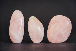 cristales pulidos piedras preciosas de cuarzo rosa sobre fondo negro