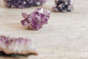 cristal de amatista violeta sobre fondo de madera