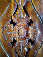 una mesa de madera en forma de flor tallada foto