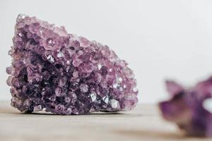 cristal de amatista violeta sobre fondo de madera foto