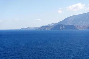 el mar y las montañas de creta. foto