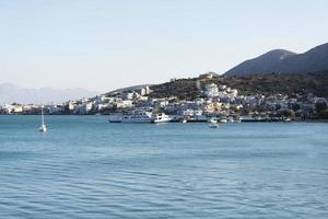 el mar y las montañas de creta. foto