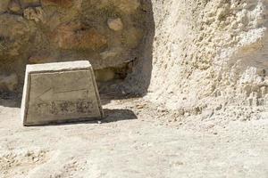 the arrow on the stone as a pointer. photo