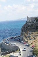 vista de la carretera junto al mar. la isla de creta. foto