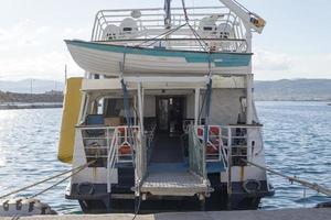 el viejo puerto en el pueblo pesquero de la isla de creta, grecia. foto