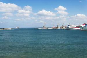 vista del crucero en el puerto de la isla de Creta.