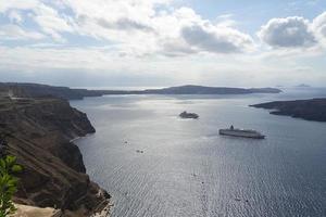 hermoso paisaje con vistas al mar. crucero en el mar cerca de nea kameni, una pequeña isla griega en el mar Egeo cerca de santorini.