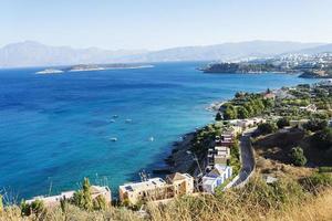 el mar y las montañas de creta. foto