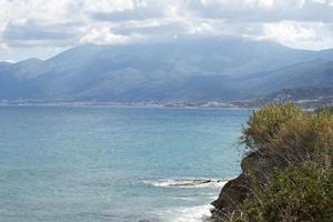 el mar y las montañas de creta. foto