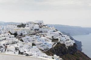 famosa vista sobre el pueblo de oia en la isla santorini, grecia foto