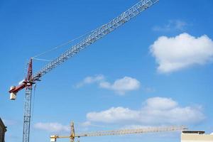 grúas de construcción industrial en un día soleado. foto