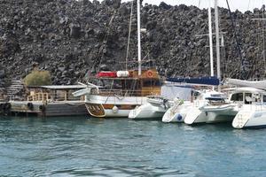 barco de pasajeros cerca de la isla de santorini. foto