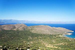 vista de la isla en el mar cerca de creta. foto