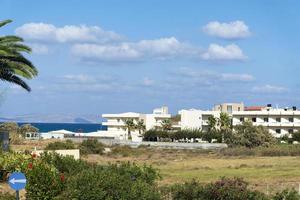 la isla de creta, grecia, con vistas al mar y al hotel.