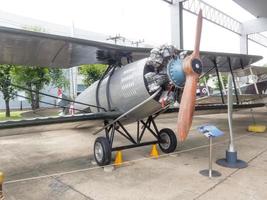 museo de la fuerza aérea tailandesa real bangkokthailand18 de agosto de 2018 el exterior del avión tiene muchos aviones grandes. para conocer más de cerca. el 18 de agosto de 2018 en Tailandia. foto