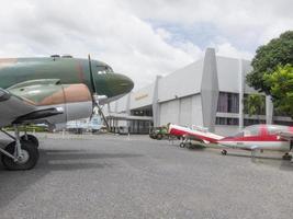 museo de la fuerza aérea tailandesa real bangkokthailand18 de agosto de 2018 el exterior del avión tiene muchos aviones grandes. para conocer más de cerca. el 18 de agosto de 2018 en Tailandia. foto