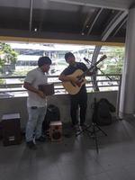 sky walk chong nonsi bangkokthailand17 agosto 2018 cantantes músicos están tocando música para donaciones. el 17 de agosto de 2018 en Tailandia. foto