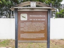 museo de la fuerza aérea tailandesa real bangkokthailand18 de agosto de 2018 las placas del museo muestran la historia de este museo. el 18 de agosto de 2018 en Tailandia. foto