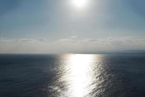 el sol sobre el mar. la isla de creta, las montañas. foto