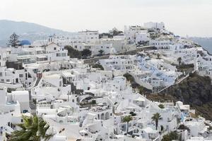 famosa vista sobre el pueblo de oia en la isla santorini, grecia foto